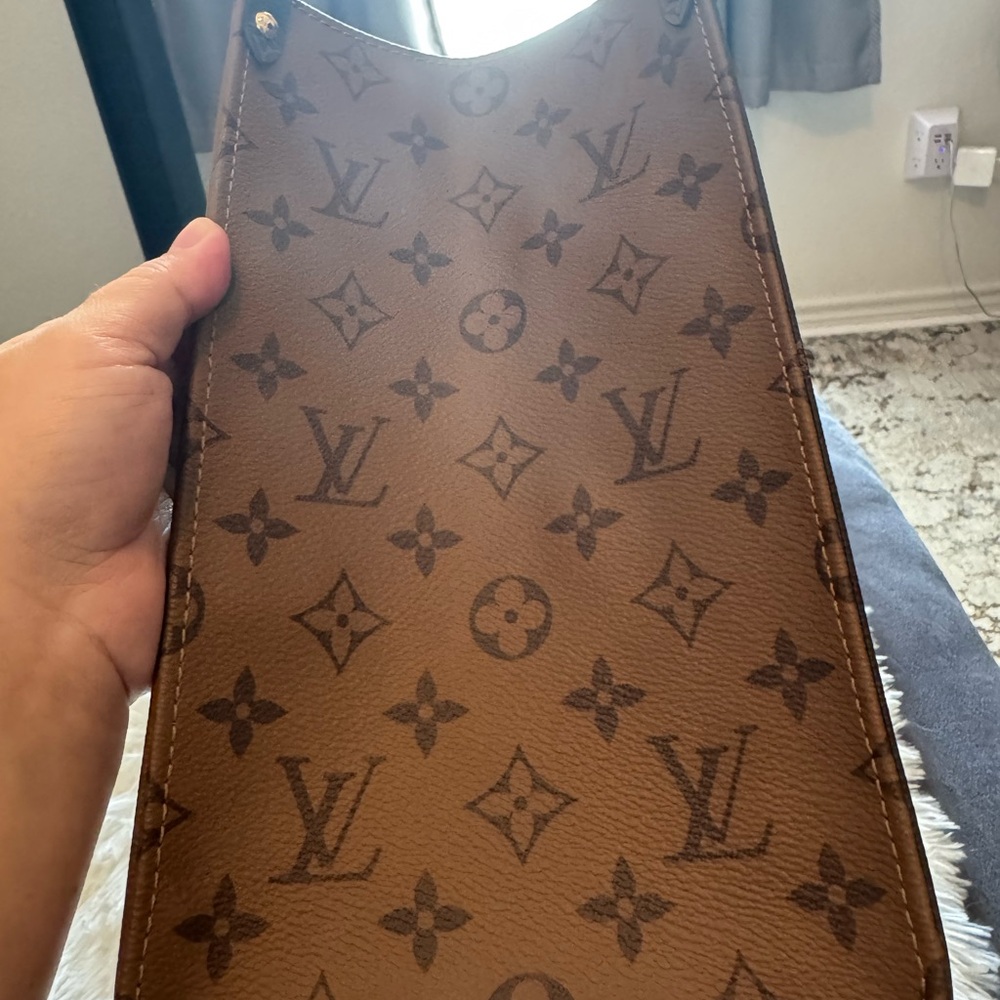 Louis Vuitton OnTheGo - Picture 13 of 16